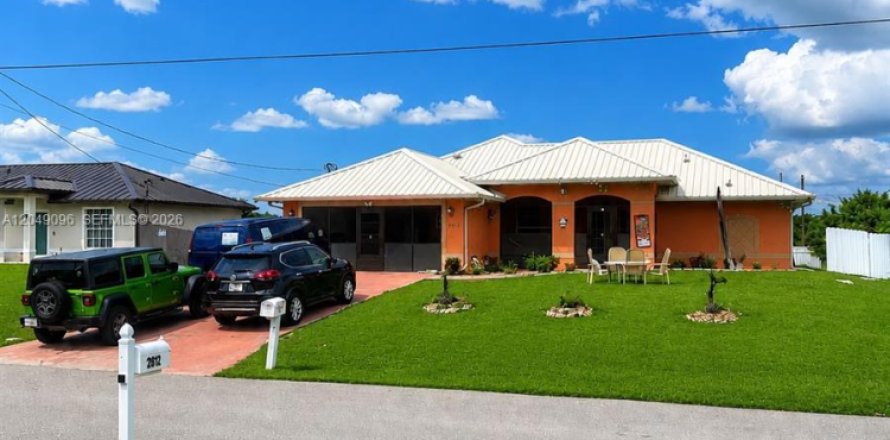 House in Lehigh Acres, Florida 4 bedrooms № 2261870