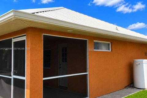 House in Lehigh Acres, Florida 4 bedrooms № 2261870 - photo 12