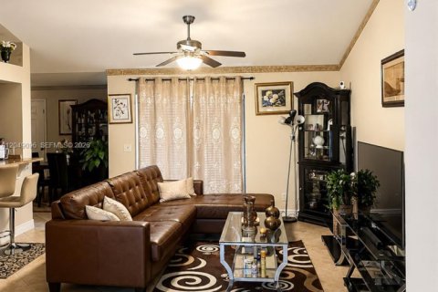 House in Lehigh Acres, Florida 4 bedrooms № 2261870 - photo 6