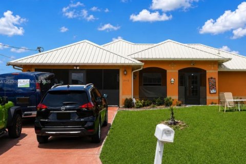 House in Lehigh Acres, Florida 4 bedrooms № 2261870 - photo 15
