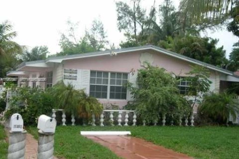 House in Miami, Florida 2 bedrooms, 140.47 sq.m. № 2011302