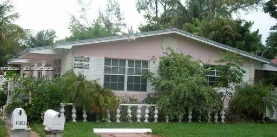 House in Miami, Florida 2 bedrooms, 140.47 sq.m. № 2011302