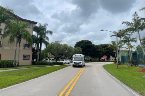 Condo in Pembroke Pines, Florida, 2 bedrooms  № 1944144 - photo 3