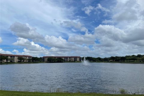 Condo in Pembroke Pines, Florida, 2 bedrooms  № 1944144 - photo 4
