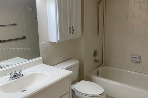 Condo in Pembroke Pines, Florida, 2 bedrooms  № 1944144 - photo 20