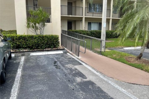 Condo in Pembroke Pines, Florida, 2 bedrooms  № 1944144 - photo 11