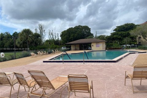 Condo in Pembroke Pines, Florida, 2 bedrooms  № 1944144 - photo 7