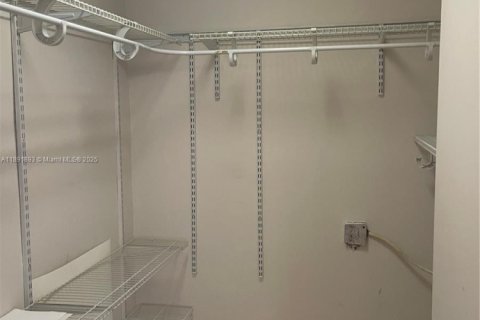 Condo in Pembroke Pines, Florida, 2 bedrooms  № 1944144 - photo 27