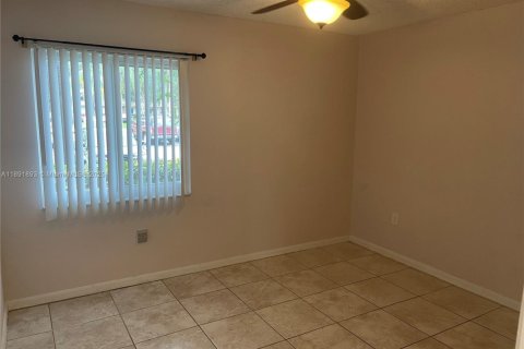 Condo in Pembroke Pines, Florida, 2 bedrooms  № 1944144 - photo 19