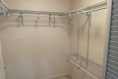 Condo in Pembroke Pines, Florida, 2 bedrooms  № 1944144 - photo 18