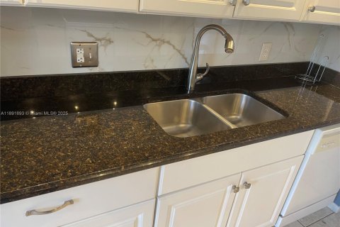Condo in Pembroke Pines, Florida, 2 bedrooms  № 1944144 - photo 14
