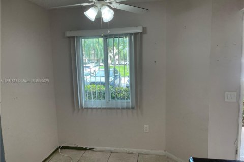 Condo in Pembroke Pines, Florida, 2 bedrooms  № 1944144 - photo 21
