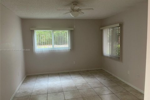 Condo in Pembroke Pines, Florida, 2 bedrooms  № 1944144 - photo 17