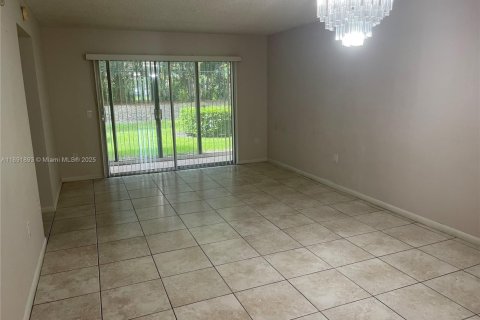 Condo in Pembroke Pines, Florida, 2 bedrooms  № 1944144 - photo 13
