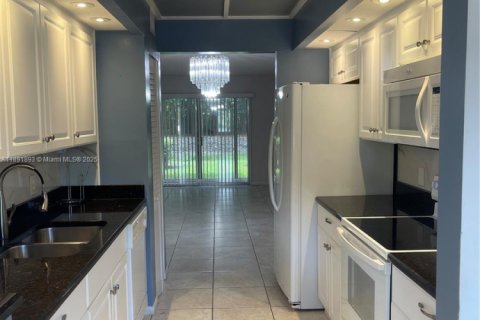 Condo in Pembroke Pines, Florida, 2 bedrooms  № 1944144 - photo 12