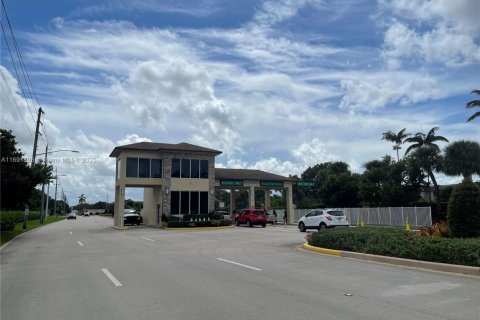 Condo in Pembroke Pines, Florida, 2 bedrooms  № 1944144 - photo 2