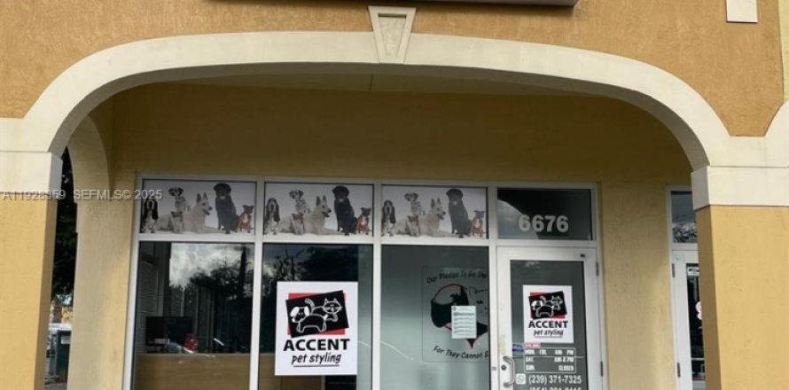 Commercial property in Davie, Florida № 1987271