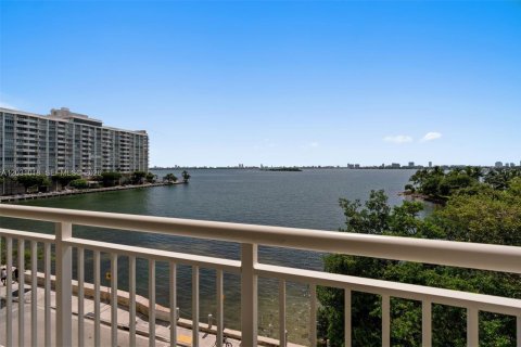 Condominio en Miami, Florida, 2 dormitorios  № 2250021