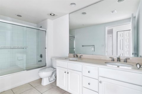 Condominio en alquiler en Miami, Florida, 2 dormitorios, 121.05 m2 № 2250021 - foto 9