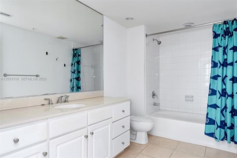 Condominio en alquiler en Miami, Florida, 2 dormitorios, 121.05 m2 № 2250021 - foto 11
