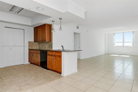 Condominio en alquiler en Miami, Florida, 2 dormitorios, 121.05 m2 № 2250021 - foto 3