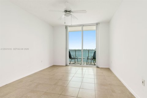Condominio en alquiler en Miami, Florida, 2 dormitorios, 121.05 m2 № 2250021 - foto 6