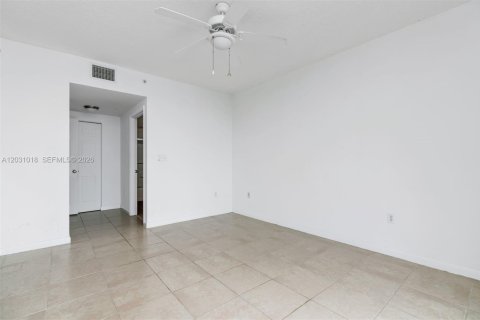 Condominio en alquiler en Miami, Florida, 2 dormitorios, 121.05 m2 № 2250021 - foto 8