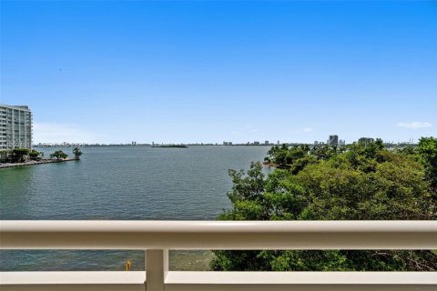 Condominio en alquiler en Miami, Florida, 2 dormitorios, 121.05 m2 № 2250021 - foto 7