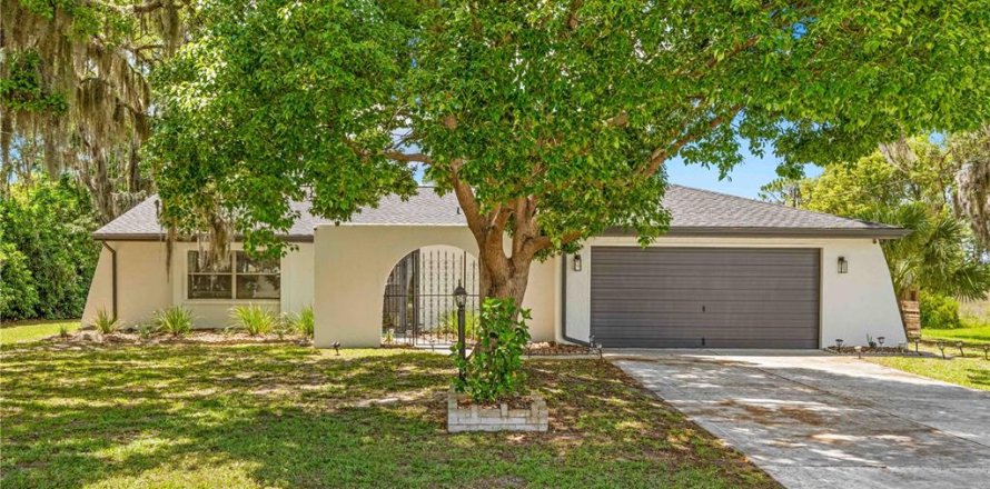 House in Spring Hill, Florida 3 bedrooms, 145.76 sq.m. № 1725513