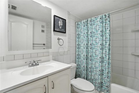 Condo in Fort Myers Beach, Florida, 2 bedrooms  № 1803031 - photo 27