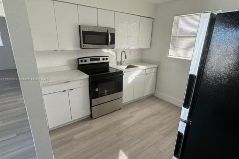 Commercial property in Opa-locka, Florida 111.48 sq.m. № 1881929 - photo 10