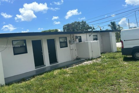 Commercial property in Opa-locka, Florida 111.48 sq.m. № 1881929 - photo 2