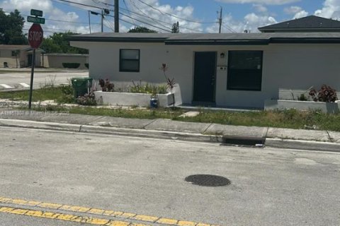 Commercial property in Opa-locka, Florida 111.48 sq.m. № 1881929 - photo 11