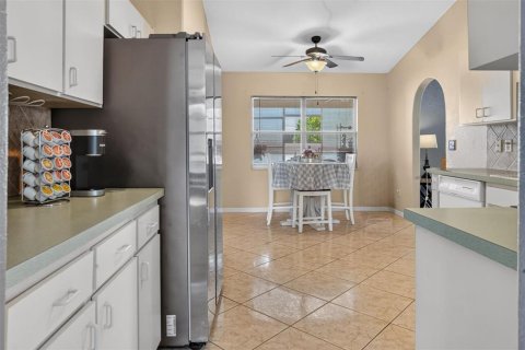 Villa ou maison à vendre à Kissimmee, Floride: 3 chambres, 175.4 m2 № 2425460 - photo 11