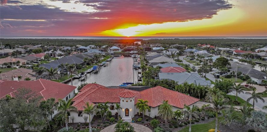 House in Punta Gorda, Florida 5 bedrooms, 383.5 sq.m. № 1580122