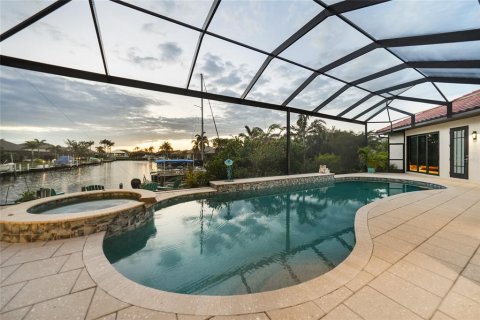 House in Punta Gorda, Florida 5 bedrooms, 383.5 sq.m. № 1580122 - photo 3