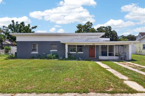 House in Auburndale, Florida 4 bedrooms, 163.32 sq.m. № 2278083