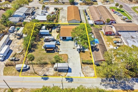 Propiedad comercial en Sebastian, Florida № 2048232