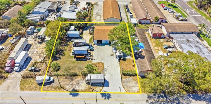 Propiedad comercial en Sebastian, Florida № 2048232