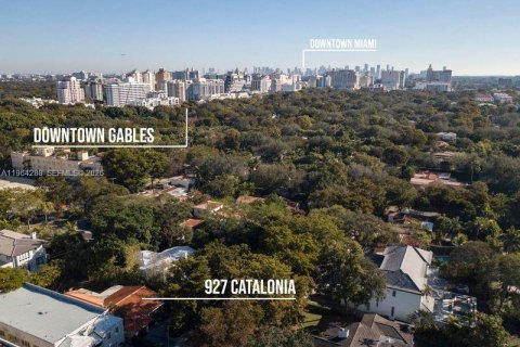 House in Coral Gables, Florida 4 bedrooms, 161.37 sq.m. № 2027045 - photo 4