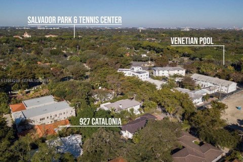 House in Coral Gables, Florida 4 bedrooms, 161.37 sq.m. № 2027045 - photo 3