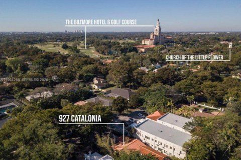 House in Coral Gables, Florida 4 bedrooms, 161.37 sq.m. № 2027045 - photo 2