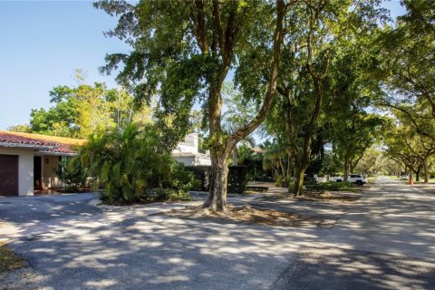 House in Coral Gables, Florida 4 bedrooms, 161.37 sq.m. № 2027045