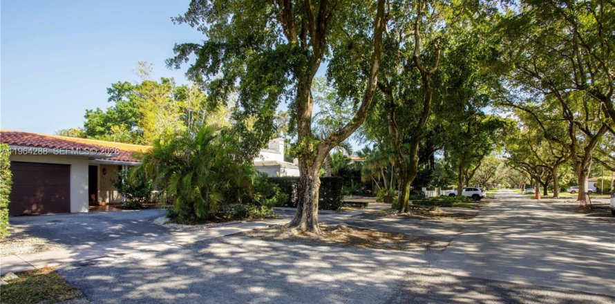 House in Coral Gables, Florida 4 bedrooms, 161.37 sq.m. № 2027045