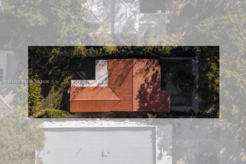 House in Coral Gables, Florida 4 bedrooms, 161.37 sq.m. № 2027045 - photo 5