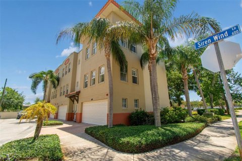 Townhouse in Clearwater, Florida 2 bedrooms, 179.3 sq.m. № 2220260 - photo 24