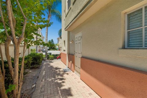 Townhouse in Clearwater, Florida 2 bedrooms, 179.3 sq.m. № 2220260 - photo 27