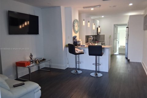 Commercial property in Hialeah, Florida 190.91 sq.m. № 1958484 - photo 5