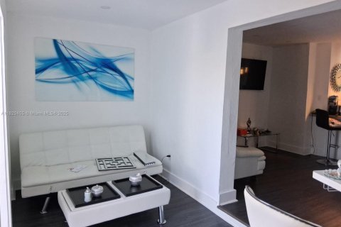 Commercial property in Hialeah, Florida 190.91 sq.m. № 1958484 - photo 4