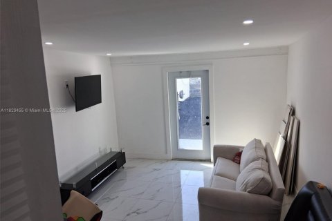 Commercial property in Hialeah, Florida 190.91 sq.m. № 1958484 - photo 6